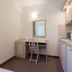 Апартаменты One Bedroom Apartment with Balcony в номере фото 2