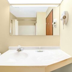 Super 8 by Wyndham McKinney/Plano Area in McKinney, United States of America from 78$, photos, reviews - zenhotels.com bathroom
