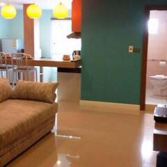 Апартаменты Pintree Service Apartment Pattaya Паттайя комната для гостей фото 2