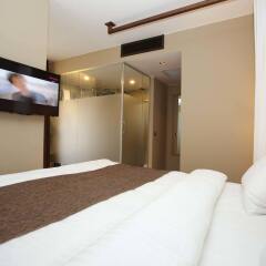 Отель Juliet Rooms & Kitchen сейф в номере