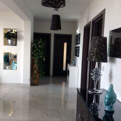 Апартаменты Luxury Seafront Apartment With Pool интерьер отеля