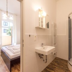 Отель Goldfisch Apartment am Augartenpark Австрия, Вена - отзывы, цены и фото номеров - забронировать отель Goldfisch Apartment am Augartenpark онлайн ванная фото 2