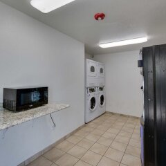 Отель Motel 6 Columbus West Колумбус сейф в номере