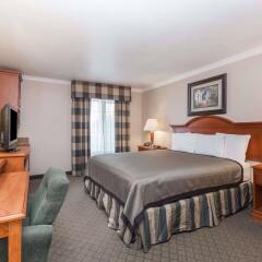 Отель Travelodge by Wyndham Sylmar CA США, Лос-Анджелес - отзывы, цены и фото номеров - забронировать отель Travelodge by Wyndham Sylmar CA онлайн комната для гостей фото 3