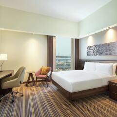 Отель Hampton by Hilton Dubai Airport комната для гостей фото 5