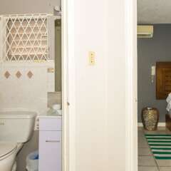 Отель Kingston Most Centrally Located Two Bdrm комната для гостей фото 5