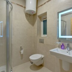 Отель Stunning Seafront Lux Apt, Fort Cambridge wt Pool Мальта, Слима - отзывы, цены и фото номеров - забронировать отель Stunning Seafront Lux Apt, Fort Cambridge wt Pool онлайн ванная фото 2