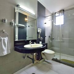 OYO 9761 Hotel Clark Heights ванная