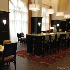 Отель Hampton Inn & Suites Effingham гостиничный бар