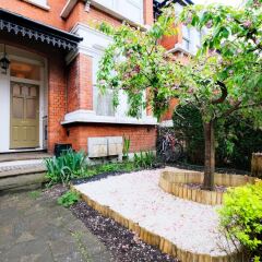 Отель Lovely 1BR Edwardian House For 4 in North London