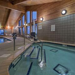Отель AmericInn by Wyndham Iowa Falls бассейн