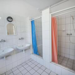 Отель Dizzy Daisy Hostel Польша, Вроцлав - отзывы, цены и фото номеров - забронировать отель Dizzy Daisy Hostel онлайн ванная фото 2