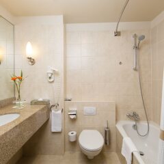 Отель Courtyard by Marriott Brussels ванная фото 2