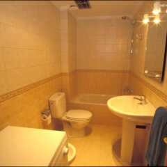 Отель Cala Apartments 3Pax Bajo D Испания, Гинигинамар - отзывы, цены и фото номеров - забронировать отель Cala Apartments 3Pax Bajo D онлайн ванная