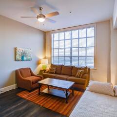 Отель LOFTS at First National комната для гостей фото 5