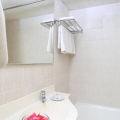 Jacaranda Hotel Apartments ванная