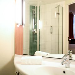 Отель Ibis Marseille Centre Euromed Франция, Марсель - 4 отзыва об отеле, цены и фото номеров - забронировать отель Ibis Marseille Centre Euromed онлайн ванная