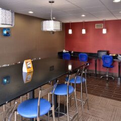 Отель Comfort Suites East гостиничный бар