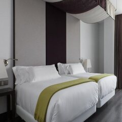 Отель NH Collection Santiago de Compostela сейф в номере