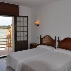 Отель Hostal Mourelos Испания, Эль-Грове - отзывы, цены и фото номеров - забронировать отель Hostal Mourelos онлайн комната для гостей