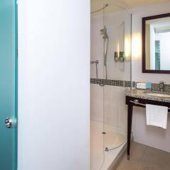 Отель Hampton by Hilton Liverpool City Center Великобритания, Ливерпуль - отзывы, цены и фото номеров - забронировать отель Hampton by Hilton Liverpool City Center онлайн ванная