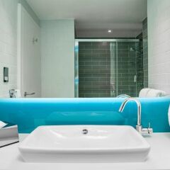 Отель Holiday Inn Express Hamburg - City Hauptbahnhof Германия, Гамбург - отзывы, цены и фото номеров - забронировать отель Holiday Inn Express Hamburg - City Hauptbahnhof онлайн ванная фото 2