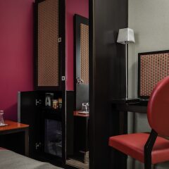 Отель Courcelles Etoile Париж сейф в номере
