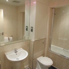 Отель Oakwood At Bow Lane Apts ванная фото 2