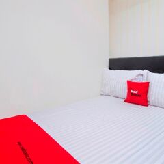 Отель RedDoorz @ Salemba Raya комната для гостей