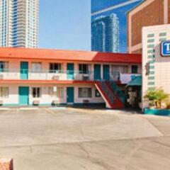 Отель Travelodge Las Vegas Strip North парковка