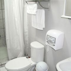 Отель Berlor Airport Inn ванная