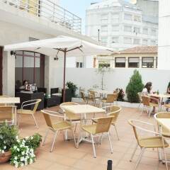 Отель Hostal Mourelos Испания, Эль-Грове - отзывы, цены и фото номеров - забронировать отель Hostal Mourelos онлайн