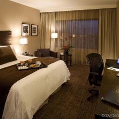 Отель Delta Hotels by Marriott Calgary Downtown Канада, Калгари - отзывы, цены и фото номеров - забронировать отель Delta Hotels by Marriott Calgary Downtown онлайн комната для гостей