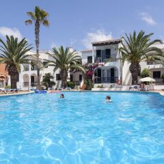 Отель Apartamentos Roc Oasis Park Испания, Кала-эн-Бланес - отзывы, цены и фото номеров - забронировать отель Apartamentos Roc Oasis Park онлайн бассейн фото 3