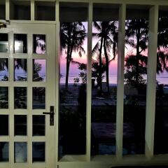 Отель Grace Beach Inn Мале гостиничный бар