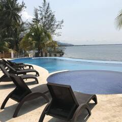 Paraiso Rainforest and Beach Hotel бассейн