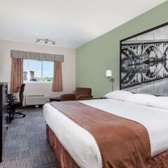 Отель Super 8 by Wyndham Saskatoon Near Saskatoon Airport комната для гостей фото 4