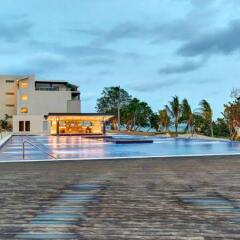 Отель Breezes Grand Resort and Spa бассейн фото 2