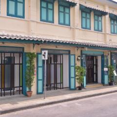 Neighbor Phuthon Boutique Hostel Бангкок парковка