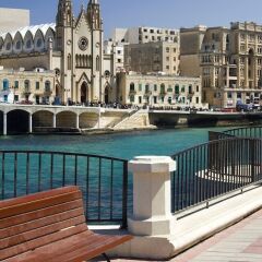 Отель Seafront Apartment, Marvelous Views GR8 Location Мальта, Слима - отзывы, цены и фото номеров - забронировать отель Seafront Apartment, Marvelous Views GR8 Location онлайн бассейн фото 2