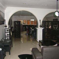 Отель Charlies Place And Suite гостиничный бар