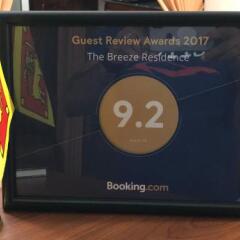 Отель The Breeze Residence сейф в номере