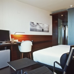 AC Hotel Som by Marriott удобства в номере