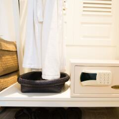 Отель The Raweekanlaya Bangkok Wellness Cuisine Resort Бангкок сейф в номере