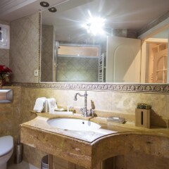 Апартаменты Alaia Holidays Apartments & Suite Carretas 33 ванная
