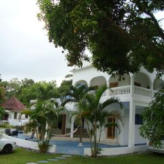 Отель By The Sea Vacation Home And Villa парковка