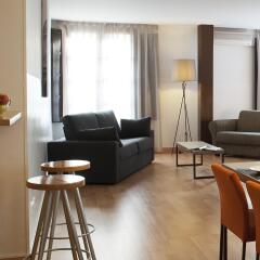 Апартаменты Aspasios Plaza Real Apartments комната для гостей