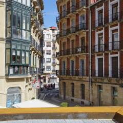 Апартаменты Easo Plaza Apartment by FeelFree Rentals