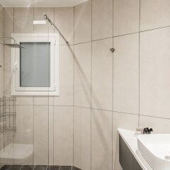Отель UPSTREET Charming & Comfy 2BD Apt-Acropolis Афины ванная фото 2