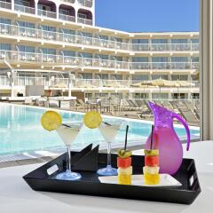 Отель Sol House The Studio Calviá Beach Испания, Магалуф - 1 отзыв об отеле, цены и фото номеров - забронировать отель Sol House The Studio Calviá Beach онлайн бассейн фото 2